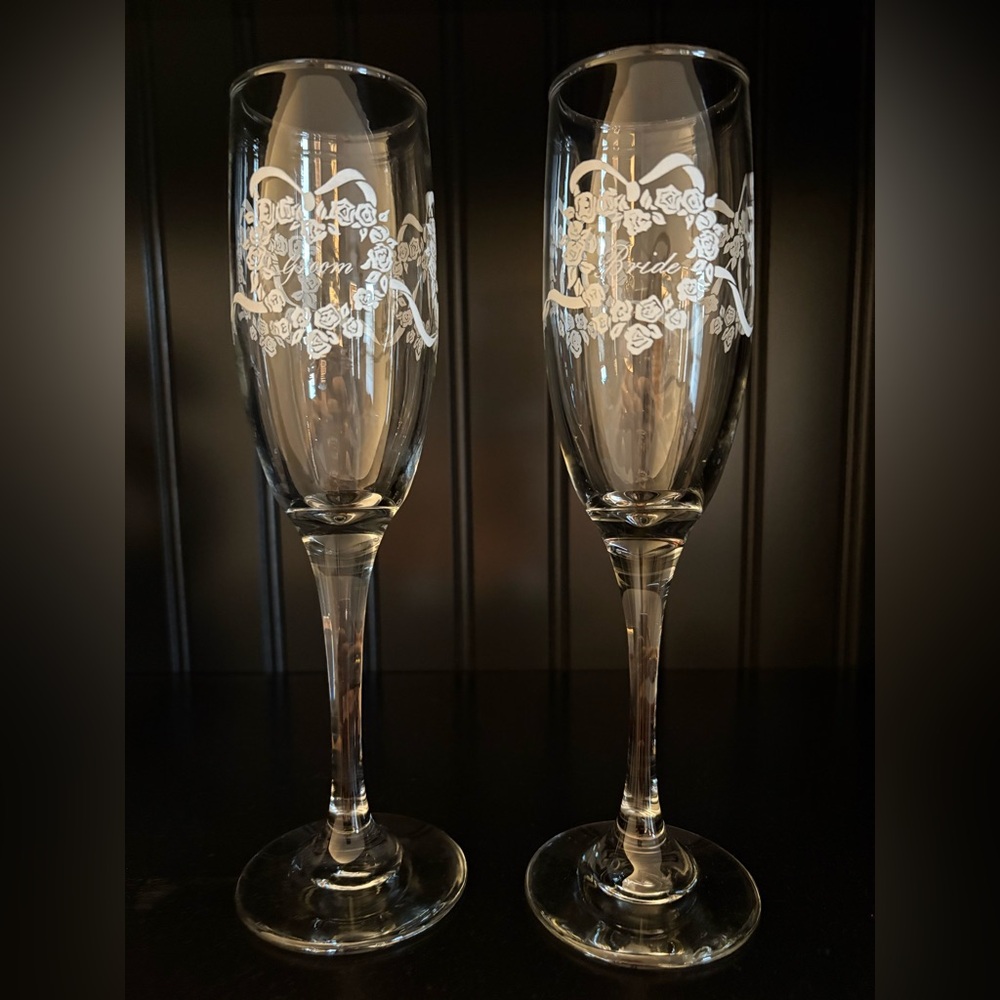 Elegant Bride and Groom Champagne Flutes